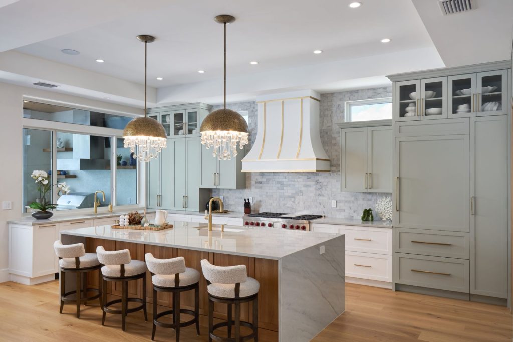 Kitchen with bronze and gold accents, adding warmth and luxury to the space.